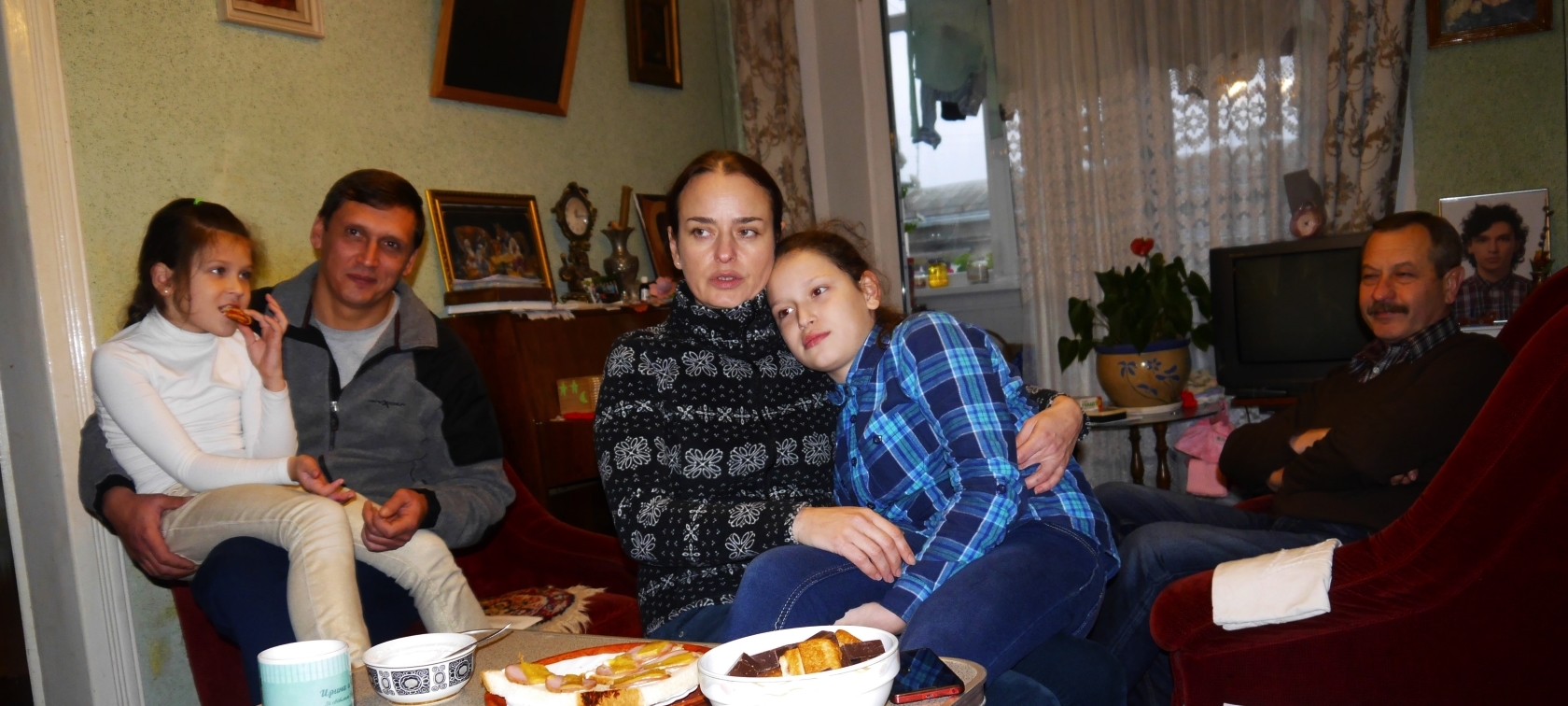 Родина Гуриків: батько Ігор, 8-річна Йордана, мама Ірина, 11-річна Христина та дід