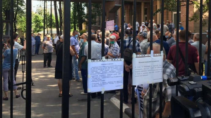 Люди заблокировали больницу в Харькове, куда должны принимать зараженных COVID-19