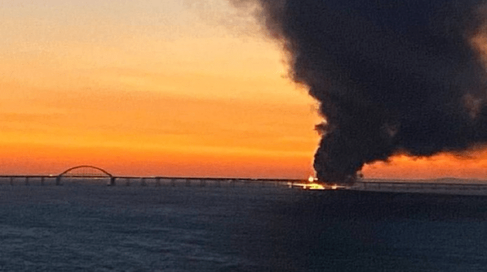 В результате взрыва частично разрушен Крымский мост
