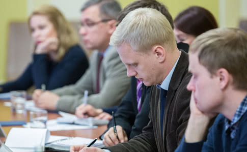 На зустрічі з представниками громадських організацій Порошенко заявив, що законопроект повинен бути підписаний через необхідність врахування інтересів військовослужбовців.