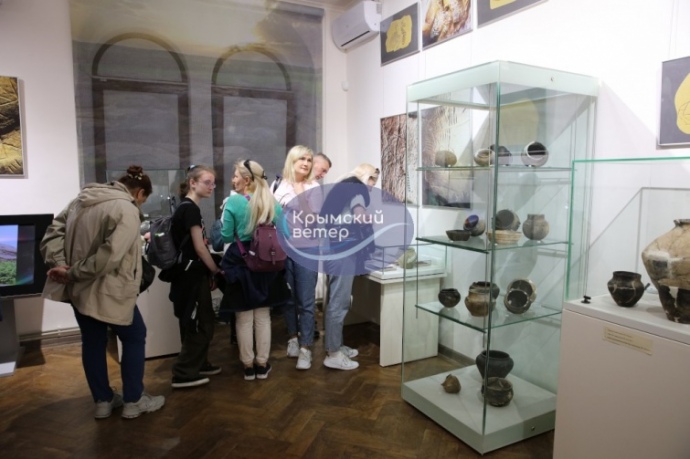 The exhibition displays over 1,200 archeological artefacts. Photo: Crimean Wind on Telegram