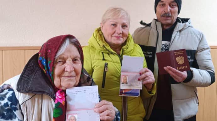 Оккупанты уже раздают российские паспорта жителям Авдеевки