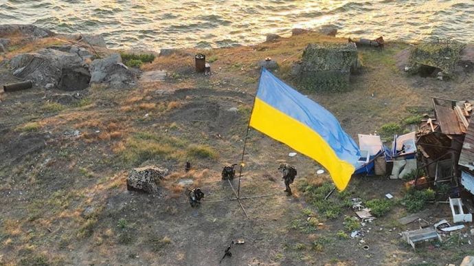 На острові Зміїний знову майорить прапор України – відео