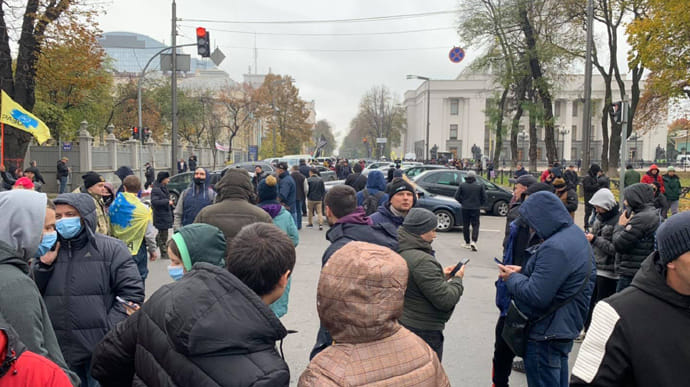 У центрі Києва сутички євробляхерів і поліції: перекрили рух 