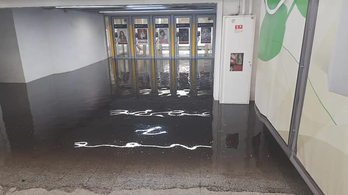 В Киеве закрыли вестибюль станции метро из-за угрозы подтопления