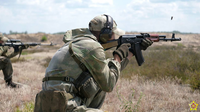 В Беларуси снова продлили военные учения 