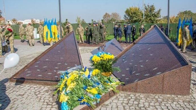 Оккупанты в Мариуполе разрушают мемориал защитникам: хотят поставить Невского на коне