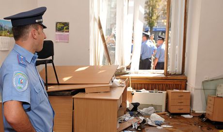Міліція зайнялася розбитими вікнами Київради. Фото МВС