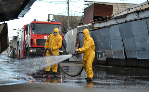 Коммунальщики отмывают Киев шампунями и антисептиками