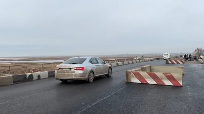 Occupiers claim to have repaired bridge to Arabat Spit