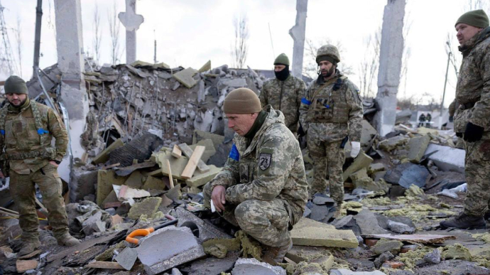 Из-под завалов казармы в Николаеве извлечено не менее 50 тел погибших, достали и живого - СМИ