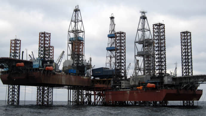Ukraine and Russia fight for drilling gas platforms in Black Sea – UK Intelligence