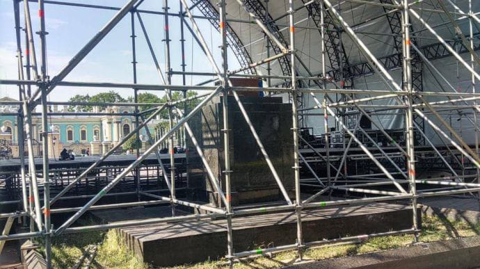 Из-за сцены для концерта Бочелли в Киеве возник новый скандал на исторической почве