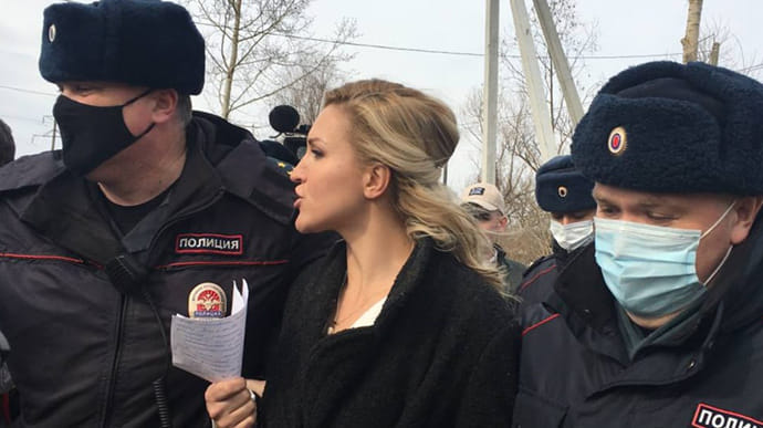 До Навального в колонію приїхала лікар, її затримали