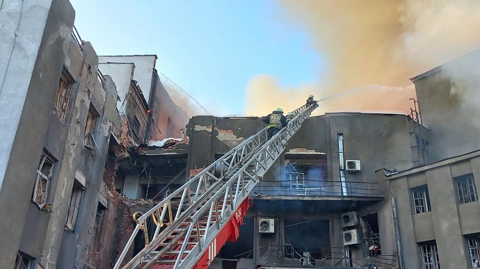 Росіяни вдарили по трьох районах Харкова, виникла пожежа