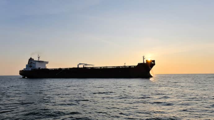 Tankers tied to Russian oil trade go idle amid sanctions – Bloomberg