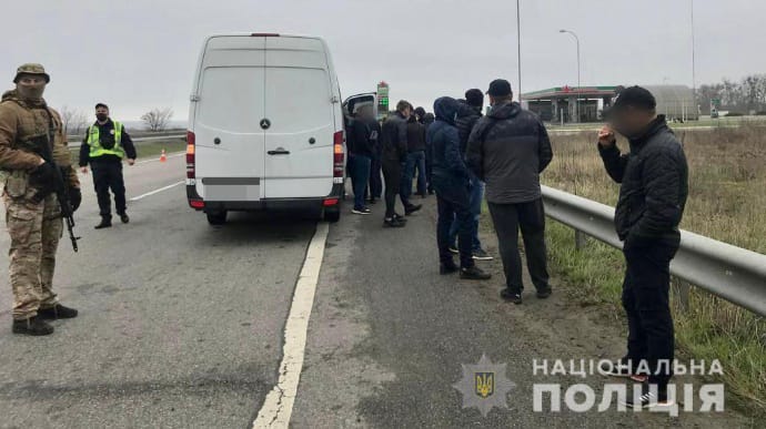 После профилактической беседы задержанных по дороге на Харьков титушек отпустили