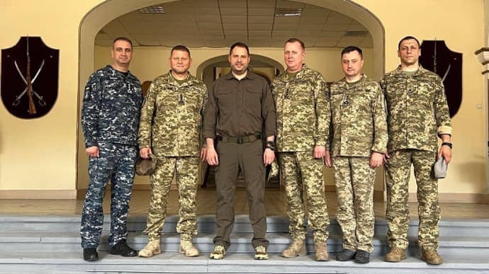 Head of Ukrainian President's Office posts photo of himself and Ukrainian military commanders amidst events in Russia