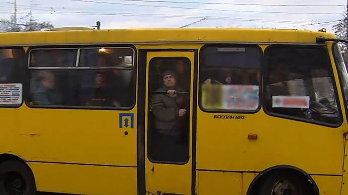 В Киеве обстреляли маршрутку, пострадал водитель
