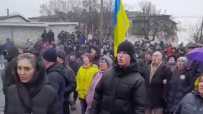 В Новопскове Луганской области жители прогоняют оккупантов и кричат: Украина!