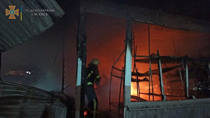 У Києві на Оболоні згоріли 8 торгівельних павільйонів