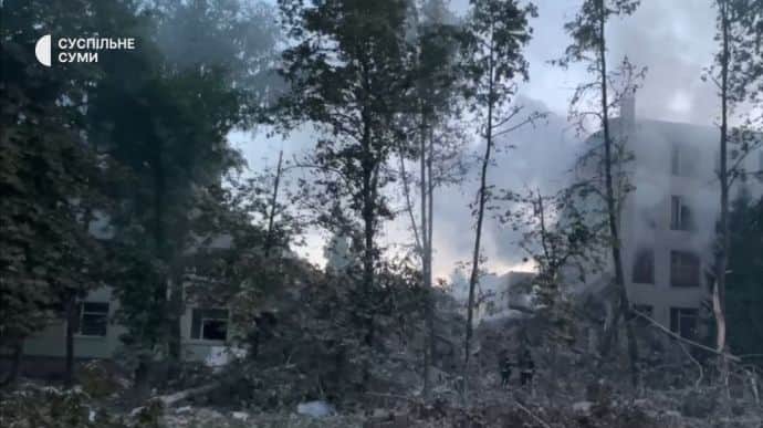 Russians destroy building of educational institution in Sumy, one killed, more injured