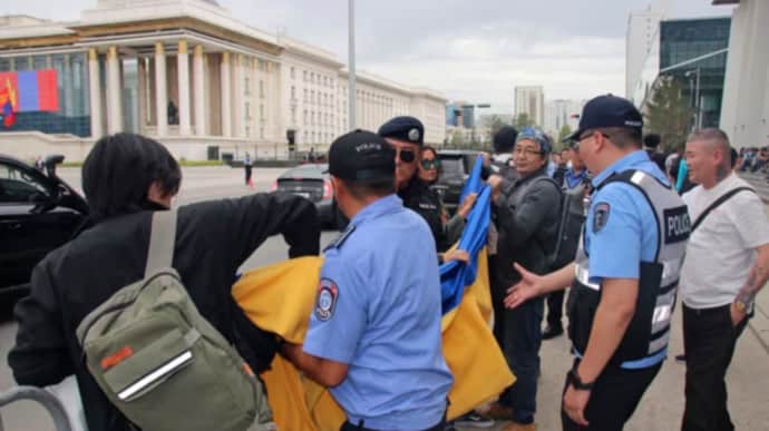 Protesters unfurl Ukrainian flag during Putin's visit to Mongolia – photo