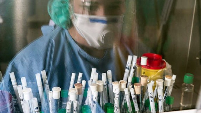В мире фиксируют наибольшее количество случаев COVID-19 за сутки с начала пандемии