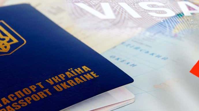 Чехия частично возобновляет выдачу виз для украинцев 