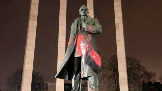 Силовики вычислили вандалов, которые облили краской памятник Бандере во Львове