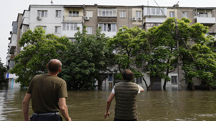 Russians attack flooded Kherson