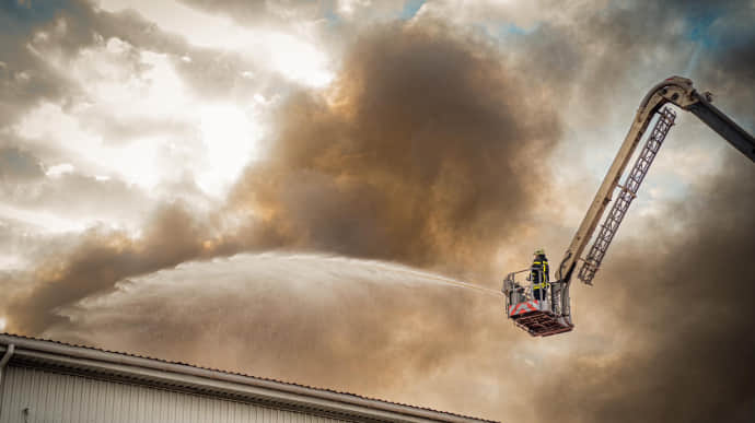 Величезні вирви й пожежі: ЗСУ і рятувальники показали наслідки удару по Одещині