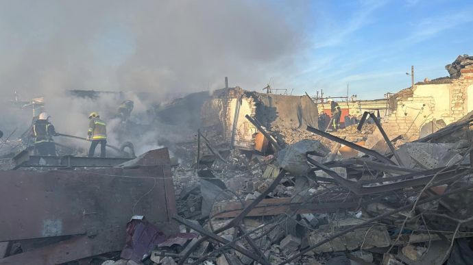 Russian strikes on Mykolaiv and Khmelnytskyi leave people injured and buildings destroyed 