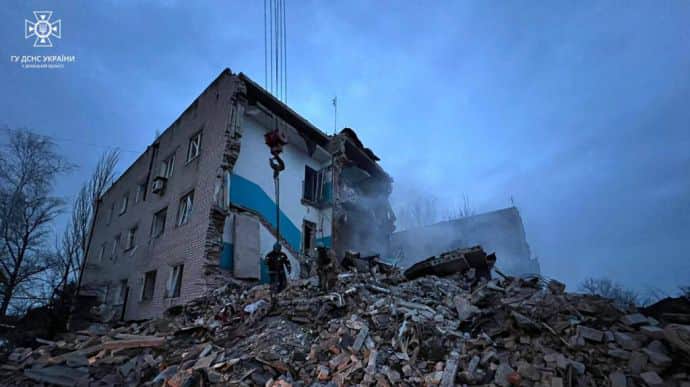 В Нью-Йорке в Донецкой области под завалами дома может находиться 5 человек, поиск приостановили