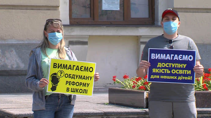 Two-thirds of Ukrainians believe government does not cope well with implementing reforms