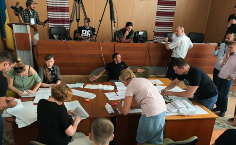 У Мукачеві перераховують голоси на окрузі, де лідирує Балога - ОПОРА