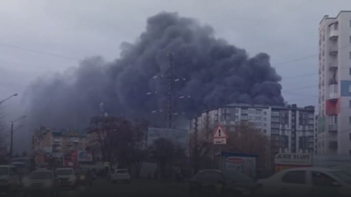Во Франковске после взрывов горит одно из зданий аэродрома