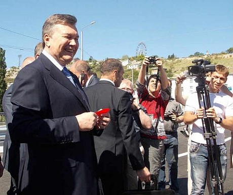 Янукович відкрив міст у Севастополі