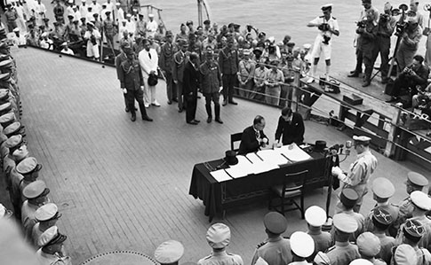 Японская делегация подписывает акт капитуляции, 2 сентября 1945 года
