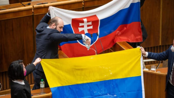 МИД требует извинений от словацкого депутата, который облил водой флаг Украины