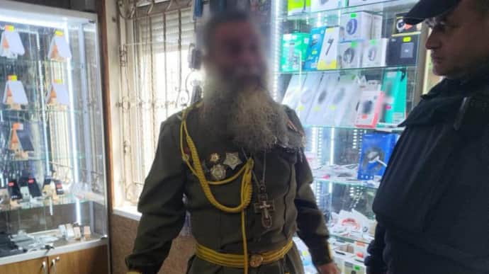 На Закарпатті священник УПЦ МП із товаришем гуляли у "радянській формі". Їх затримали