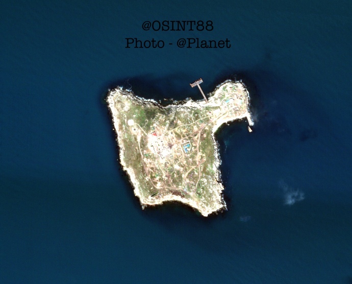 Снимок острвоа Змеиный 10 июня