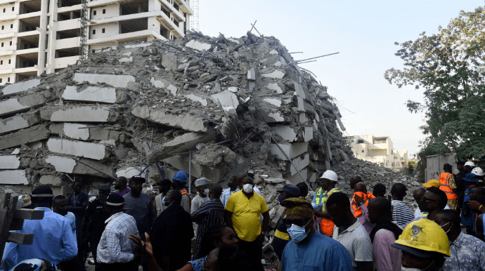 Число погибших в обвале здания в Лагосе достигло 16