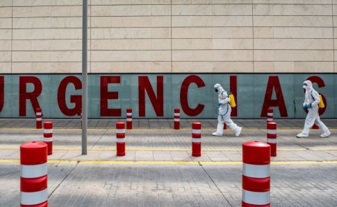В Испании смертность от коронавируса снизилась впервые за неделю