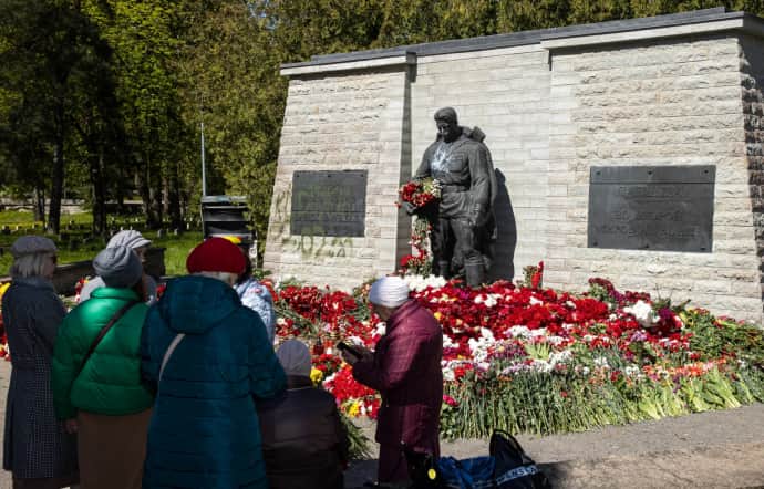 In Estonia, the Soviet monument  » Bronze soldier ‘was painted