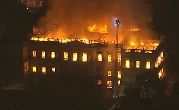В историческом музее в Бразилии произошел мощный пожар