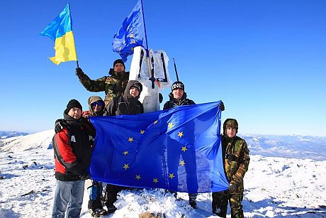 Флаги ЕС и Украины на Говерле