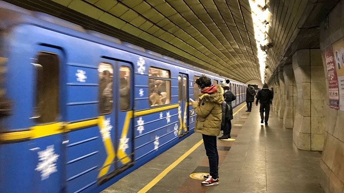 На станціях київського метро облаштували зарядки для смартфонів