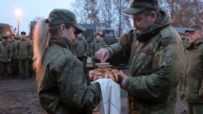 Минобороны Беларуси показало прибытие в страну военных РФ: встречают с хлебом-солью