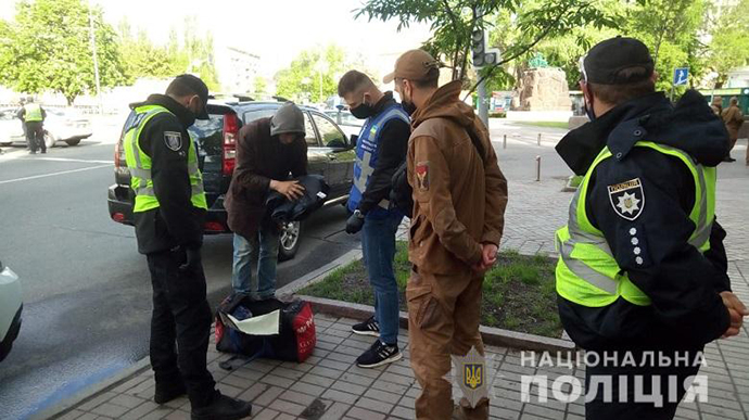 В Киеве полиция осматривает участников мероприятий ко Дню победы